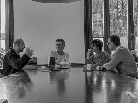 Collega's aan tafel